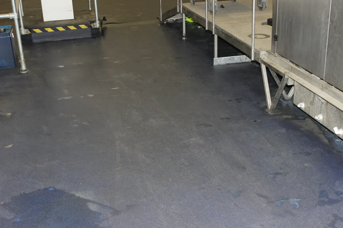 The same floor clear and clean after the clean